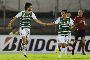 Santos Laguna vence 2-0 a Peñarol y es líder del grupo 8