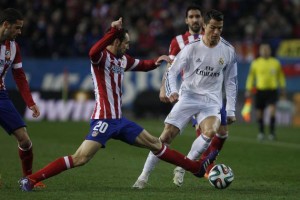 Dos goles por lado en el derbi