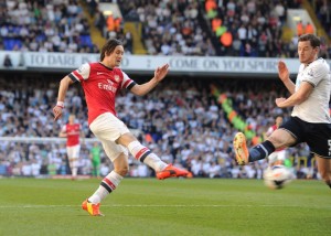 Terrible golazo de Tomas Rosicky en victoria del Arsenal sobre el tottenham