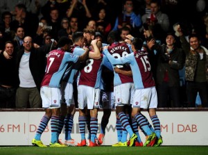 Golazo de Delph con el taco en victoria del Aston Villa sobre el Chelsea
