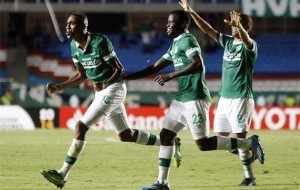 Cali vence a Lanús con golazo de Viafara y tanto de penal de Lizarazo