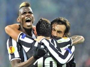 Juventus derrota a Genoa y sigue por lo alto