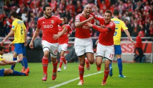 Benfica suma de tres y consolida su liderato