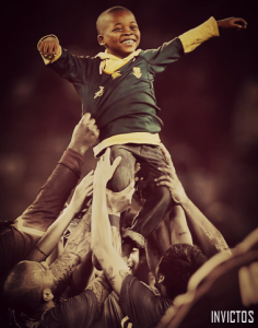 Niño sudafricano es alzado en hombros por jugadores de Brasil gracias a Neymar