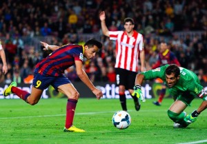 Barcelona remonta y sigue en la pelea
