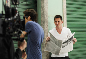 nuevo anuncio publicitario de Pepsi con Messi, Van Persie, Sergio Ramos, kun Aguero, Wilshere y Van Persie como protagonistsa