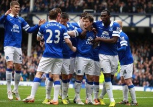 Everton derrota 2-0 al United en el regreso de Moyes