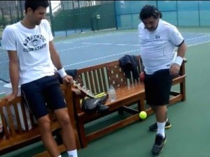Maradona haciendo trucos con una pelota de tennis