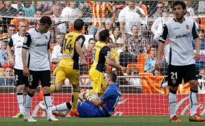 Atlético ganó en Mestalla y roza la liga