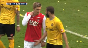 ramos le toca el pene a jugador johannsson en la liga holandesa