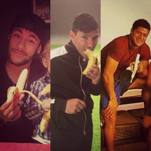 Apoyo de jugadores con banano en la mano a Dani Alves