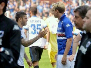 Maxi Lopez le niega el saludo a Icardi en el Milan Sampdoria