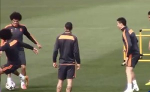 Doble Caño de Pepe a Marcelo en entreno del Real Madrid