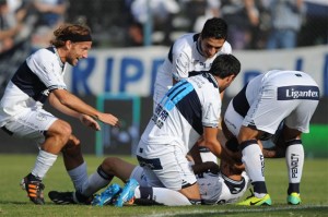 Gimnasia hizo su tarea y alcanzó a River