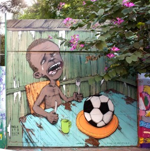 Niño llorando cun un balón en la mesa de comida