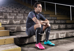 Los nuevos botines puma de Fabregas, aguero, reus y balotelli de dos colores