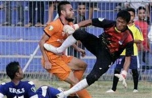 Esta brutal patada del portero acabo con la vida de este jugador de Indonesia