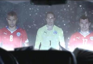 Arturo vidal, Claudio Bravo y Gary medel protagonizan el nuevo anuncio publicitario de la cerveza Cristal, patrocinador de la selección de Chile