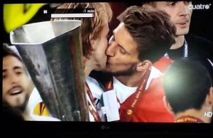 Rakitic besa a compañero en celebración del titulo de Europa League con el Sevilla