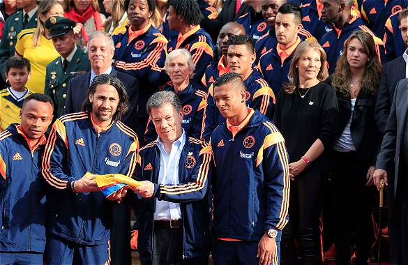Santos le entrega la bandera a Yepes rumbo a brasil 2014
