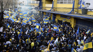 Hinchada de Boca Juniors salió a exigir la renovación de Juan Román Riquelme