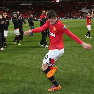 van persie jugando futbol con una bufanda