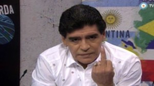 Maradona le hace pistola a grondona