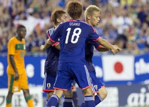 Japón remonta en fiesta de goles