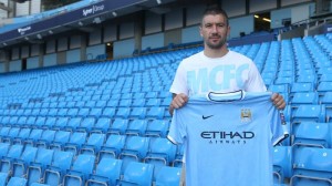 Manchester City renueva a Kolarov y ficha un lateral de Londres