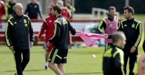 del bosque le quita el peto a fabregas