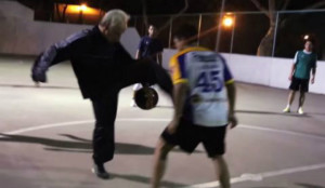 abuelo humilla a jugadores en una cancha de barrio en mexico