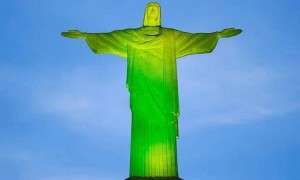 Con los colores de las 32 selecciones, el Cristo Redentor de Rio de Janeiro se ilumina para dar comienzo al Mundial Brasil-2014,