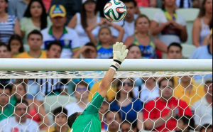 Super atajada de keylor navas en partido entre costa rica y uruguay por el mundial de brasil 2014