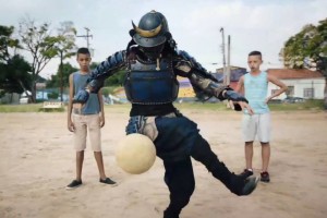 Publicidad de samurai jugando fútbol