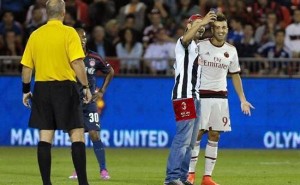 un hincha se metio al campo para tomarse una selfie con el sharaawy