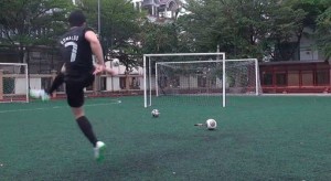 Futbolista amateur demuestra sus habilidades a balón parado
