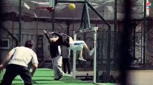 Un increíble partido entre 'freestylers' en una cancha de piso inflable.