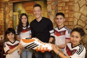 Ozil dono para que 23 niños de brasil sean operados