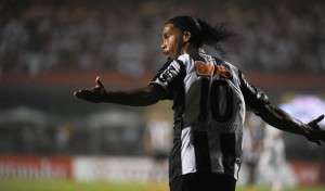 Ronaldinho se burla del Atlético Mineiro