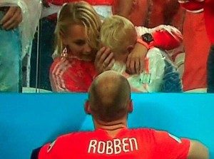 robben tuvo que ir a consular a su hijo tras la eliminación de holanda ante argentina