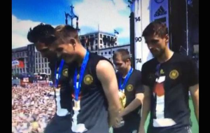 así presentaron la Copa del Mundo ante su afición los alemanes.