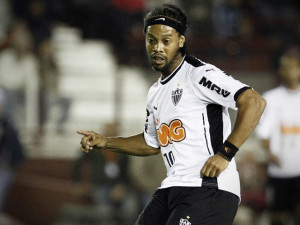 el caño de ronaldinho a somoza atletico mineiro vs. lanus