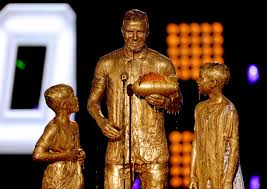 David Beckham y sus hijos reciben un baño de oro en los premios Nickelodeon.