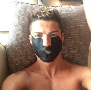 CR7 subio a redes una foto con una mascara negra en la cara