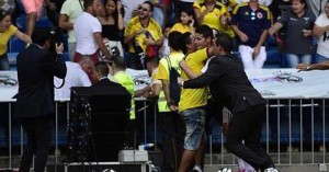Bonito gesto de James Rodríguez con un aficionado que intentó saltarse el cordón de seguridad
