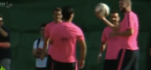 VIDEO. Entre risas, Gerard Piqué le dio la bienvenida a Luis Suárez en el primer entrenamiento del delantero uruguayo con el Barcelona...