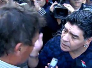 Maradona cachetea a un periodista