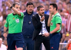 Simeone es expulsado por cogerla contra el árbitro