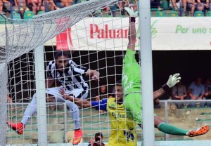 Juventus derrota 1-0 al Chievo con el aporte de Cáceres