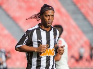 Ronaldinho sigue libre y sin equipo